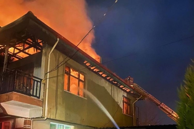 Manisa'da bacadan &ccedil;ıkan yangında ev tamamen yandı