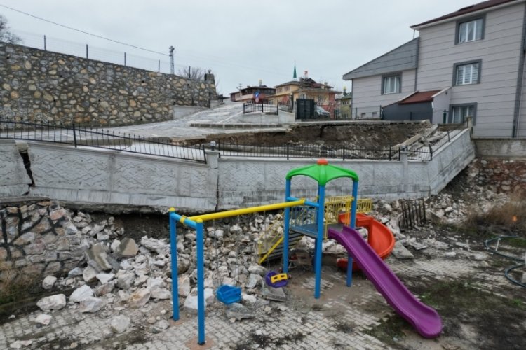 Tokat'ta oyun parkına istinat duvarı &ccedil;&ouml;kt&uuml;, faciadan d&ouml;n&uuml;ld&uuml;