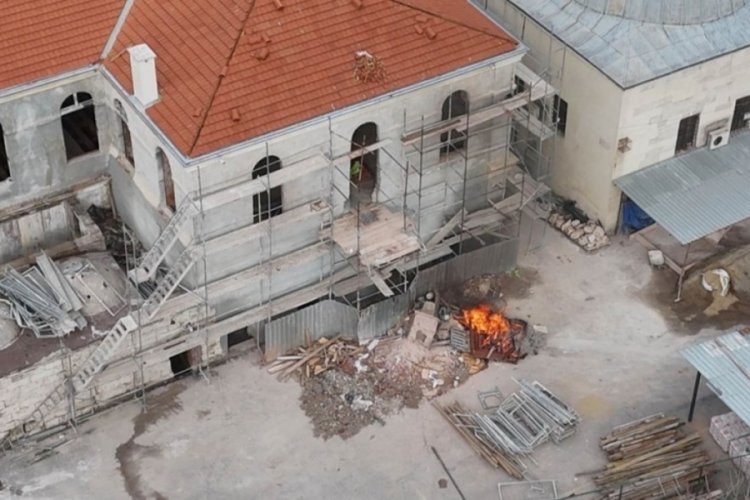 Tarihi binanın restorasyonu sırasında ateş yaktılar