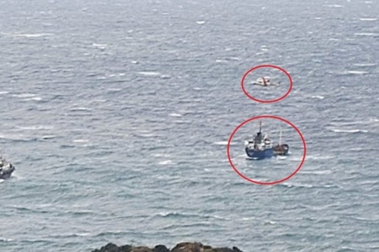 S&uuml;r&uuml;klenen geminin m&uuml;rettebatı helikopterle kurtarıldı