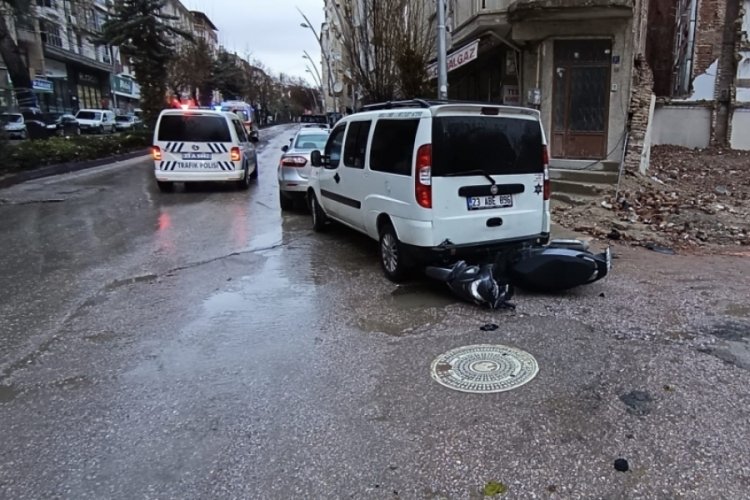 &Ouml;nce seyir halindeki araca, ardından park halindeki hafif ticari araca &ccedil;arptı