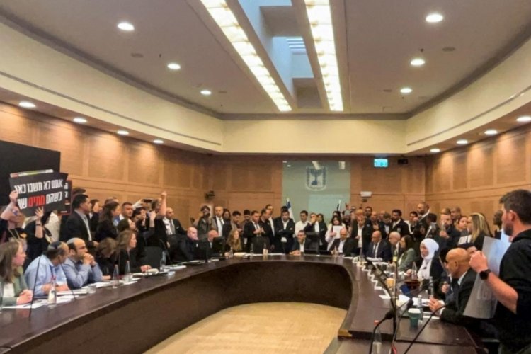 Gazze'deki İsrailli esirlerin yakınları İsrail Meclisini bastı