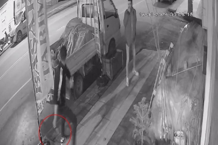 Ellerinde bı&ccedil;akla geldiler, işyeri reklam afişini par&ccedil;alayıp yollarına devam ettiler
