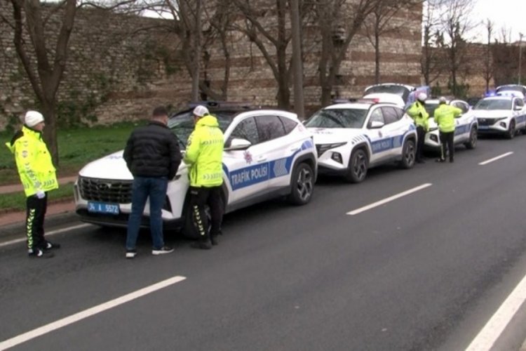 İstanul'da yayalara yol vermeyen s&uuml;r&uuml;c&uuml;lere ceza yazıldı