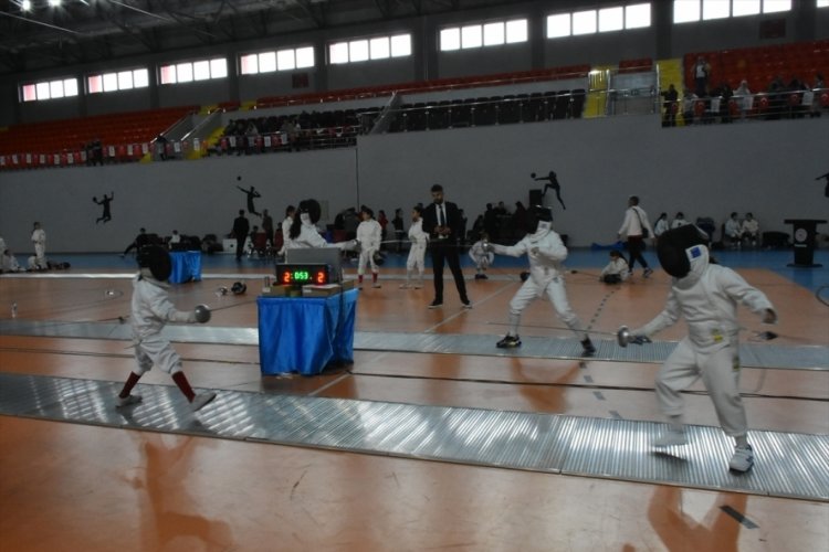 Eskrimciler Trabzon'da piste &ccedil;ıktı