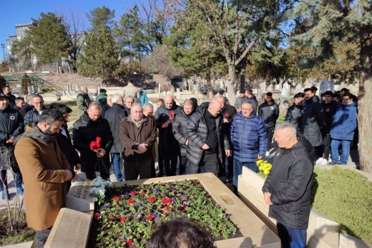 İlhan Cavcav &ouml;l&uuml;m&uuml;n&uuml;n 7. senesinde kabri başında anıldı