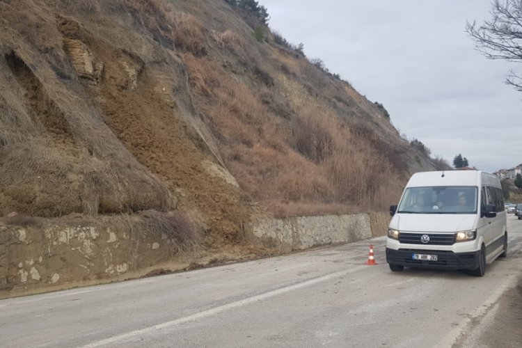Yağış sonrası karayolunda toprak kaymamaları yaşanıyor