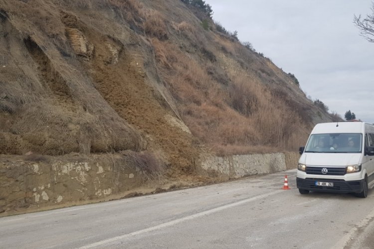 Karab&uuml;k'te yağış sonrası karayolunda toprak kayması yaşandı!