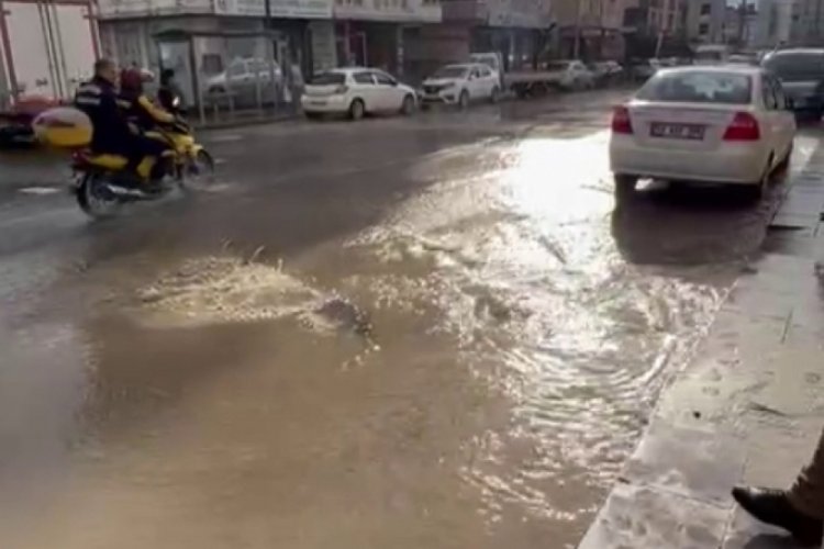 Tekirdağ'da tazyikli su havaya fışkırdı, cadde g&ouml;le d&ouml;nd&uuml;