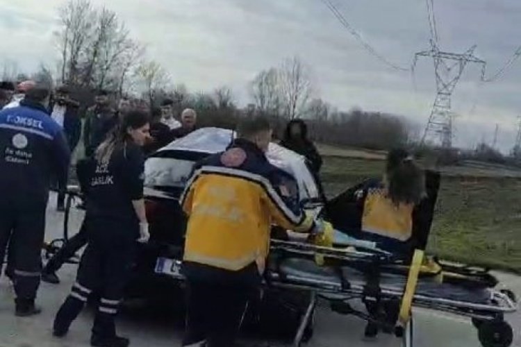 Sakarya'da kamyon ile otomobil kafa kafaya &ccedil;arpıştı