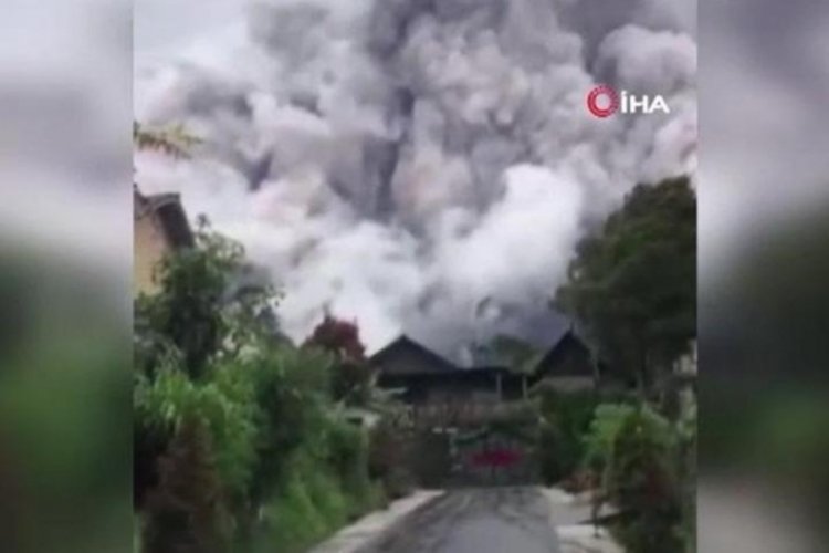 Endonezya'da Merapi Yanardağı yeniden patladı!