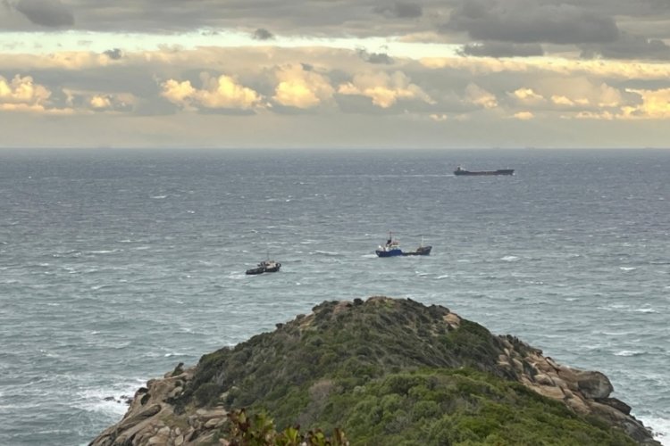 Balıkesir'de s&uuml;r&uuml;klenen geminin m&uuml;rettebatı helikopterle kurtarıldı
