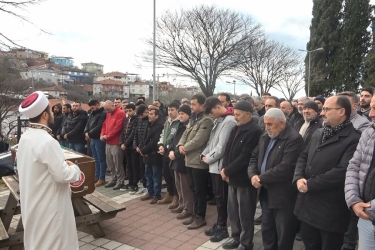Bursa'da Minik Zeynep g&ouml;zyaşları arasında toprağa verildi