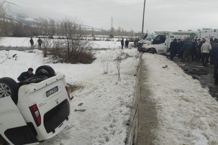 Van'da iki kamyonet &ccedil;arpıştı: 7 yaralı