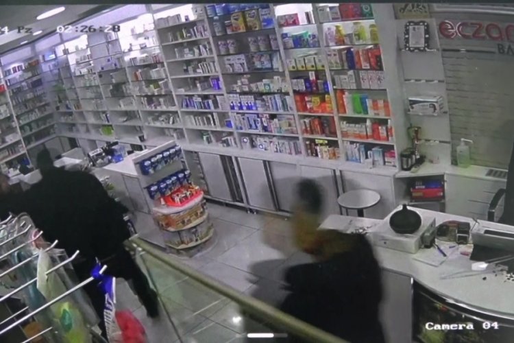 Amasya'da n&ouml;bet&ccedil;i eczanede bı&ccedil;aklı saldırı! O anlar kamerada