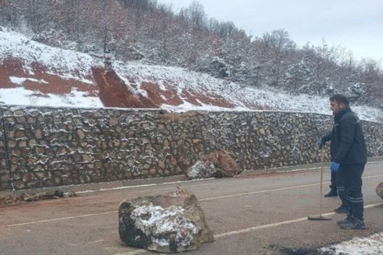 Tokat'ta heyelan! D&uuml;şen kayalar, ulaşımı aksattı