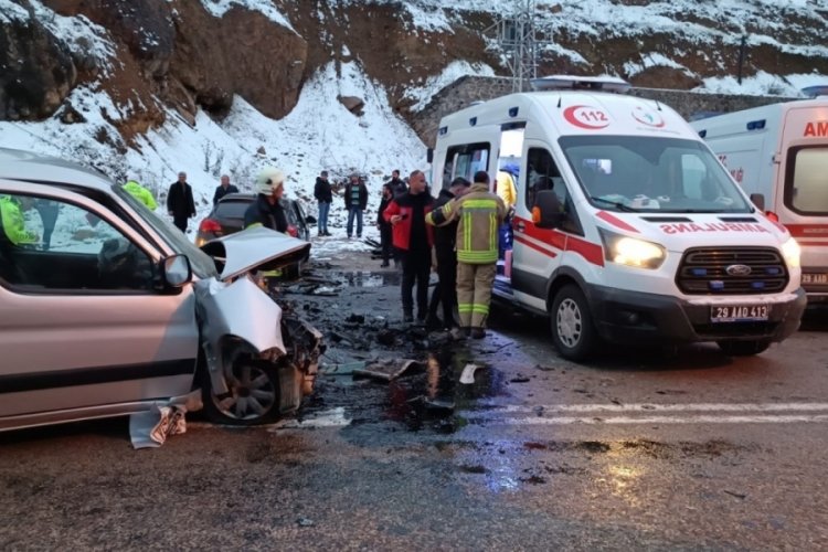G&uuml;m&uuml;şhane'de otomobil ile hafif ticari ara&ccedil; &ccedil;arpıştı! 4 yaralı