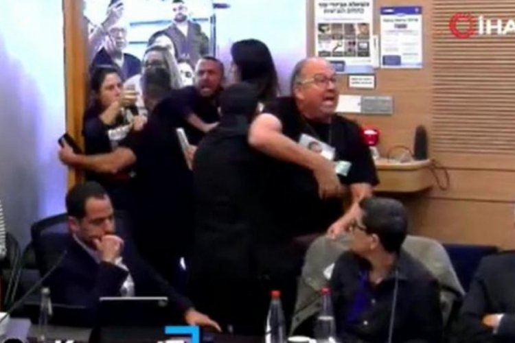 İsrail'de esir yakınları parlamentodaki toplantıyı bastı!