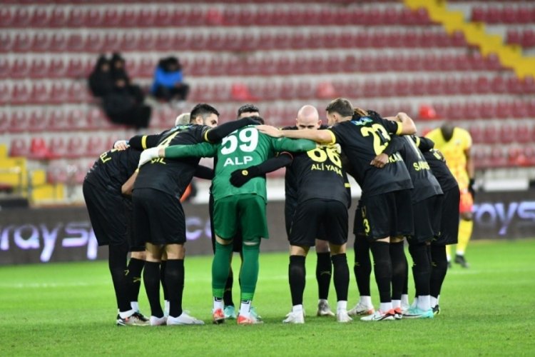 İstanbulspor'da Osman Zeki Korkmaz, galibiyetle başladı