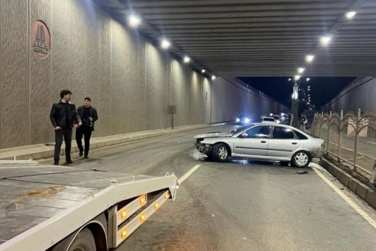 Elazığ'da otomobil alt ge&ccedil;itte ref&uuml;je &ccedil;arptı