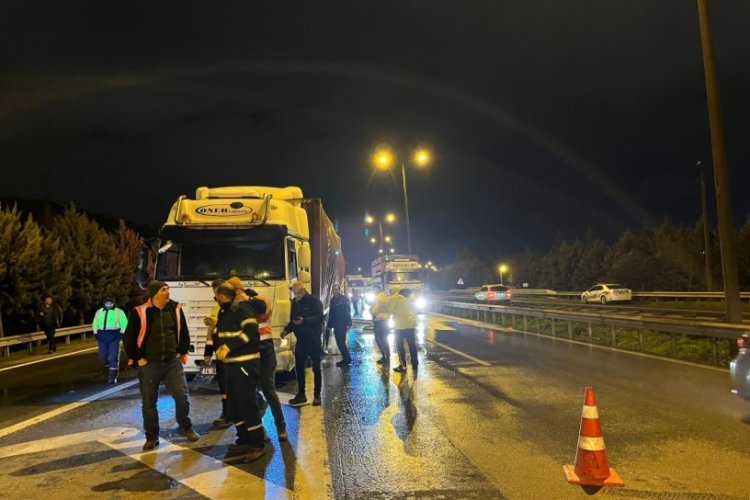 Kocaeli'de tır yangınına m&uuml;dahale eden itfaiye eri, basın&ccedil; patlamasıyla yaralandı