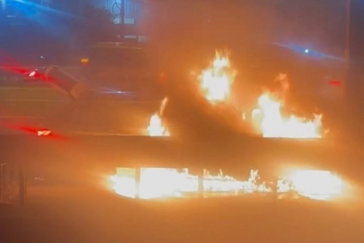 Kocaeli'de seyir halindeki otomobil alev alev yandı