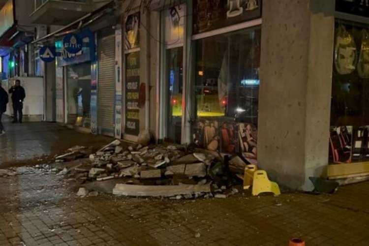 İstanbul'da  bir dairenin balkonu &ccedil;&ouml;kt&uuml;