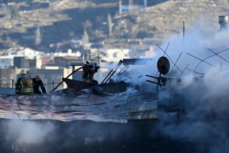 Ankara'da 7 katlı binanın &ccedil;atısında &ccedil;ıkan yangın 9. saatte s&ouml;nd&uuml;r&uuml;ld&uuml;