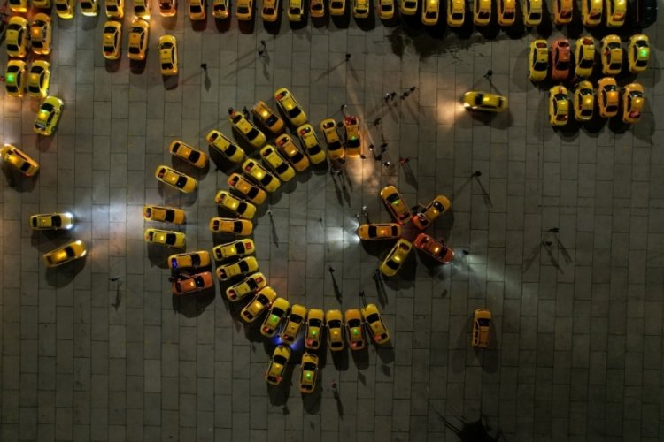 İstanbul'da taksicilerden şehitler i&ccedil;in konvoy