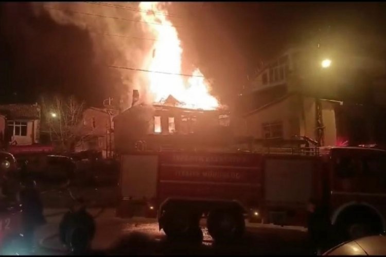 Isparta'da ev yangınında alevler geceyi aydınlattı!
