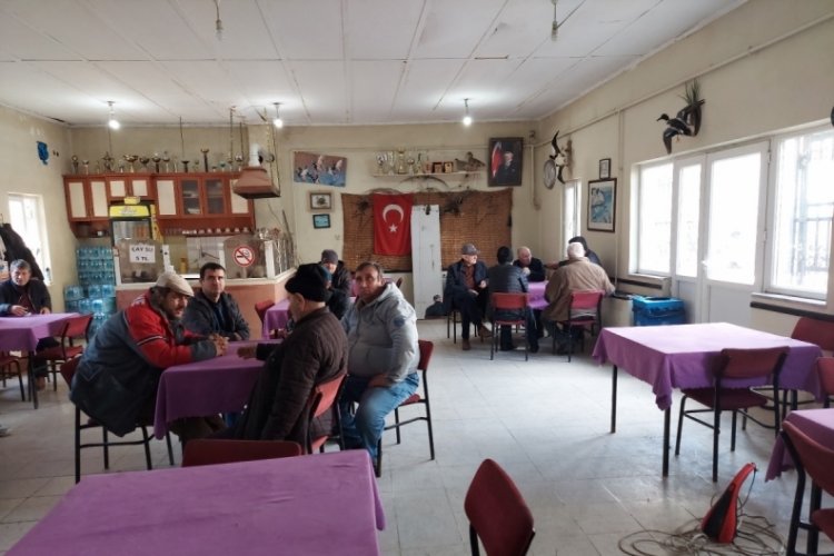 Emeklilerin g&ouml;zdesi kıraathanelerin cazibesi nereden geliyor?&nbsp;