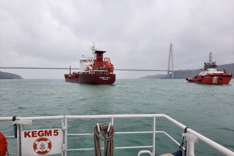 İstanbul'da Ahırkapı'ya demirleyen kargo gemisi konteyner gemisine &ccedil;arptı