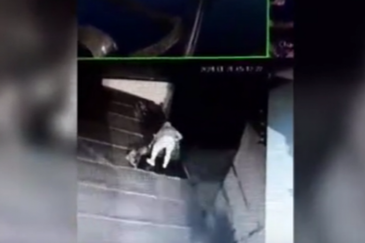 Bursa'da caminin &ccedil;atısından kurşun levha hırsızlığı kamerada