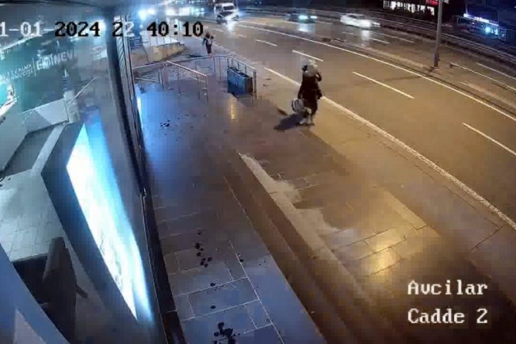 İstanbul'da kaza yapan otomobil metrelerce s&uuml;r&uuml;klendi!