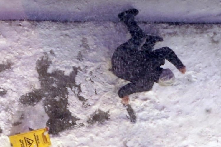Erzurum'da cadde ve sokaklar buz pistine d&ouml;nd&uuml;