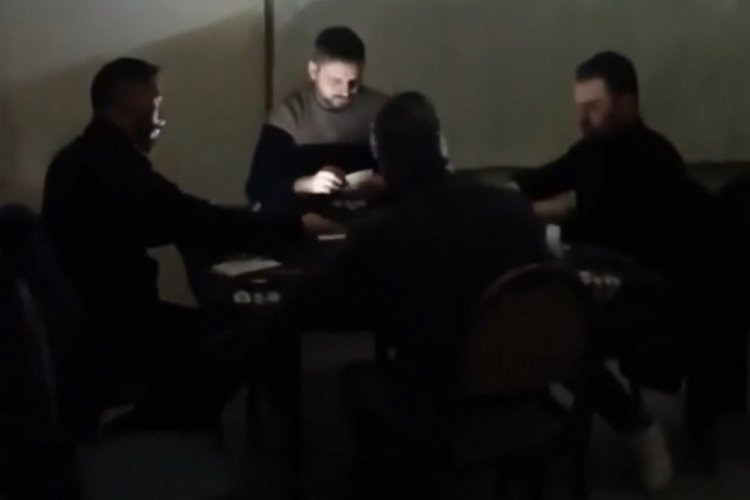 Bursa'da kıraathanede elektrikler gitti, telefon ışıklarıyla oyuna devam ettiler