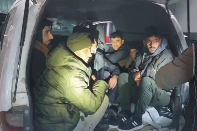 Osmaniye'de minib&uuml;sten 14 ka&ccedil;ak g&ouml;&ccedil;men &ccedil;ıktı: 3 kişi tutuklandı