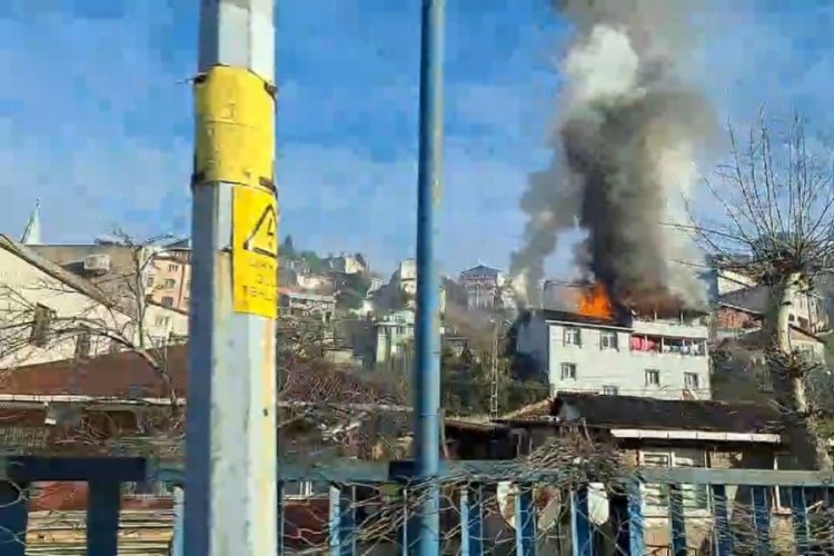 İstanbul'da bir binanın &ccedil;atısı alev aldı!