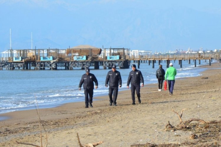 Antalya'da polis ekipleri sahillerde devriye geziyor