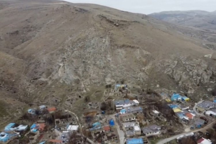 120 n&uuml;fuslu k&ouml;y, kaya d&uuml;şme riskiyle karşı karşıya: 10 şiddetinde deprem olur