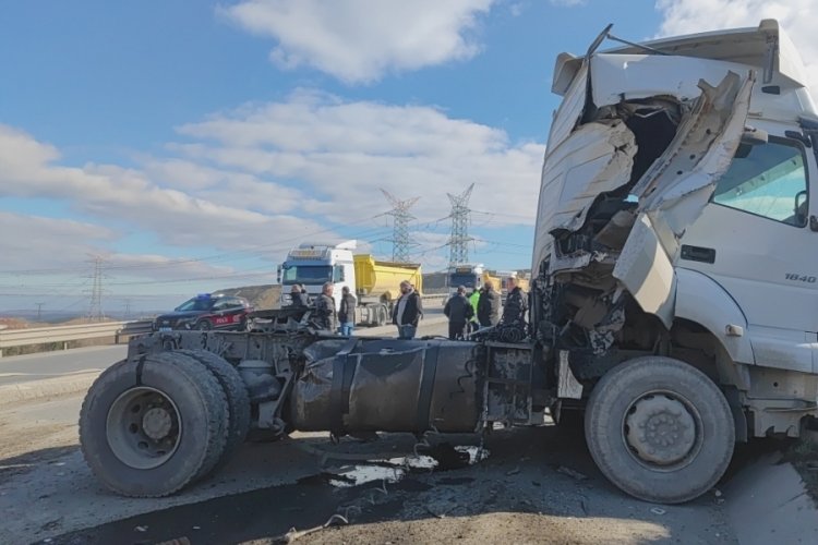 Damper yerinden koptu hafriyat yola d&ouml;k&uuml;ld&uuml;