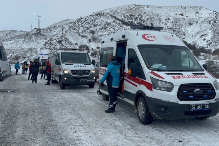 Sivas'ta yolcu minib&uuml;s&uuml; ile hafif ticari ara&ccedil; &ccedil;arpıştı: 26 kişi yaralandı