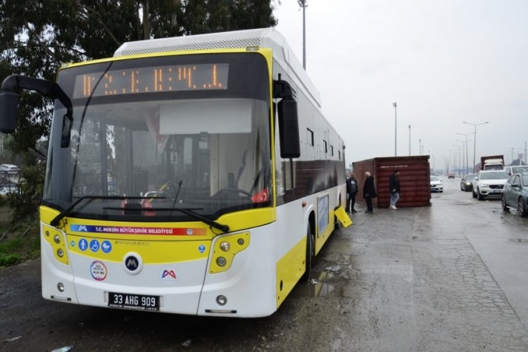 Mersin'de tırın &uuml;zerinden d&uuml;şen konteyner belediye otob&uuml;s&uuml;ne &ccedil;arptı