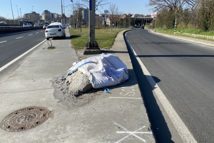 İstanbul'da yol kenarına konulan tuz &ccedil;uvalları yola sa&ccedil;ıldı