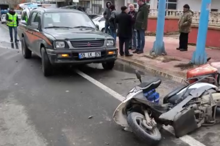 Tekirdağ'da motosiklet ile kamyonet &ccedil;arpıştı!