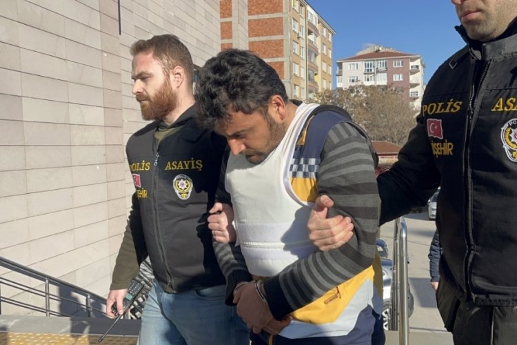 Eskişehir'de yaşlı kadını &ouml;ld&uuml;ren ambulans personeli, adliyeye sevk edildi