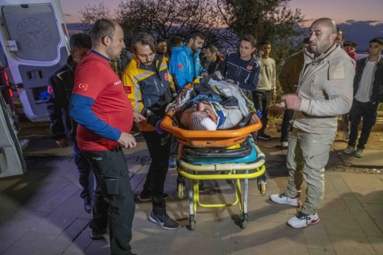 Antalya'da falezlerde mahsur kalan gen&ccedil;, yarım saatlik &ccedil;alışmayla kurtarıldı