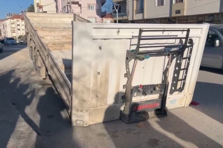 Burdur'da seyir halindeki tırın dorsesi ayrılıp otomobile &ccedil;arptı!
