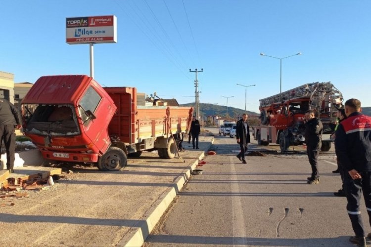 &Ccedil;orum'da itfaiye aracı park halindeki kamyonete &ccedil;arptı: 2 yaralı