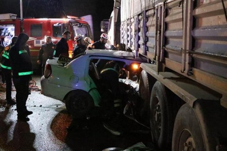 Şanlıurfa'da otomobil TIR'ın altına girdi! 3 &ouml;l&uuml;, 2 yaralı